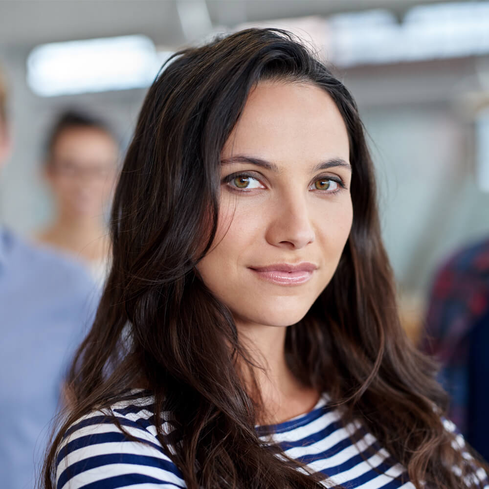 Mujer joven de frente